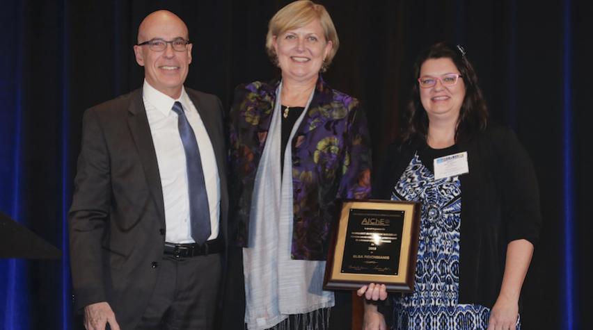 Elsa Reichmanis (center) with Juan de Pablo (left, Chair of Awards Selection Subcommittee), and Pfizer's Mary am Ende